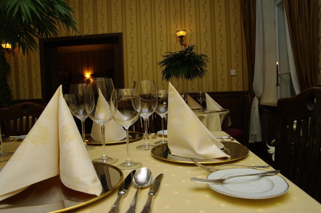 Pensjonat - Restauracja Zolty Domek Szczecinek Eksteriør bilde